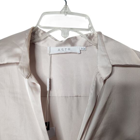 ASTR The Label Collared Satin Ruched Long Sleeve Top Blouse Champagne Size XS - Picture 3 of 5